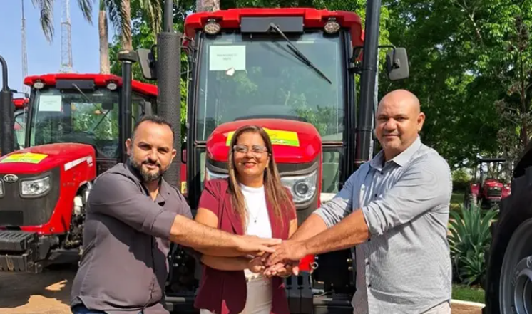 Parceria entre senador Confúcio Moura e vereadores do MDB garante trator agrícola para Pimenteiras do Oeste