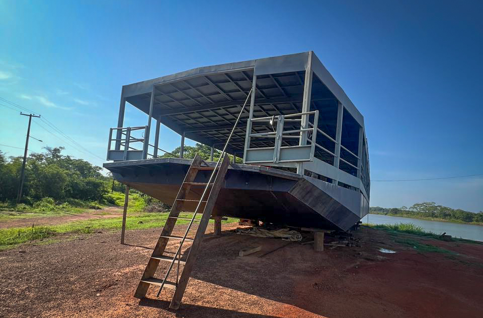 Senador Confúcio Moura (MDB) viabiliza construção de barco para atender comunidades ribeirinhas em Guajará-Mirim
