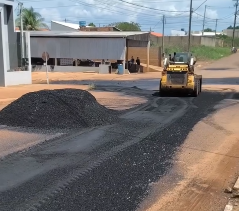 Vereador Uenis da Agricultura (MDB) fiscaliza operação tapa-buracos no Bairro Novo em Governador Jorge Teixeira