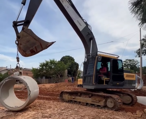 Jeverson Lima dá largada a obra aguardada há anos e inicia drenagem e asfaltamento da Rua Minas Gerais em Jaru