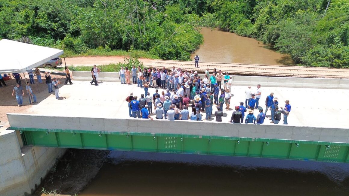 Confúcio Moura entrega ponte no Rio Escondido e reforça compromisso com quem produz no interior de Rondônia