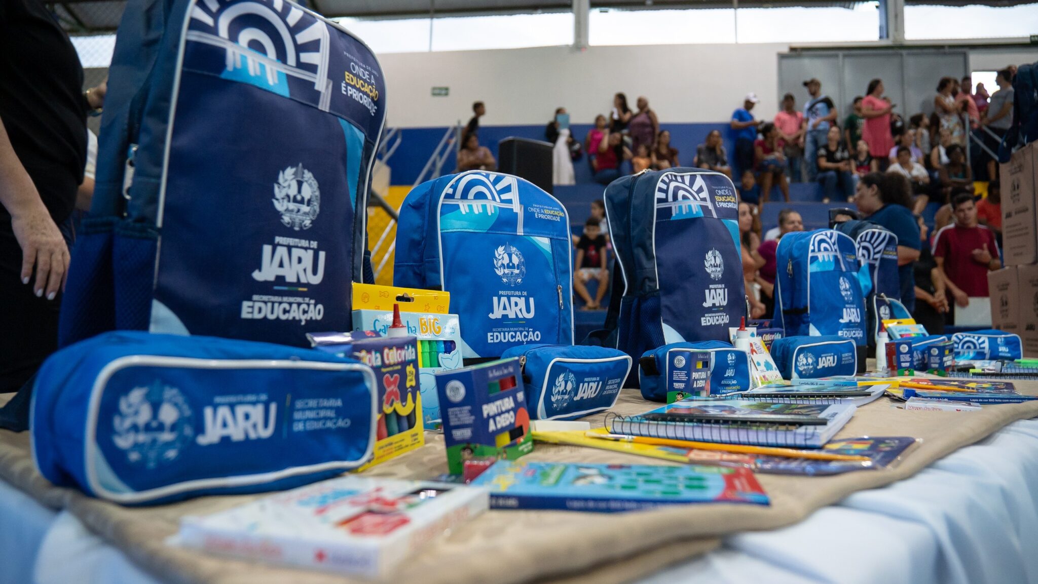 Jaru realiza entrega histórica de 5.500 kits escolares e beneficia alunos do distrito de Tarilândia